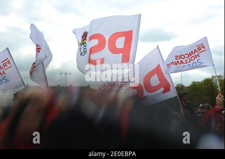 Atmopshere durante la riunione della campagna del Partito Socialista Francese, che si è svolta a Vincennes, vicino a Parigi, in Francia, il 15 aprile 2012. Foto di Nicolas Gouhier/ABACAPRESS.COM Foto Stock