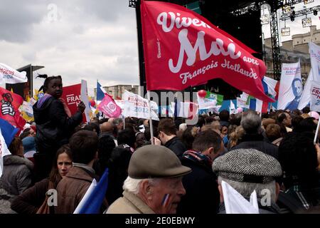 Atmosfera durante la riunione della campagna del Partito Socialista Francese, che si è svolta a Vincennes, nei pressi di Parigi, in Francia, il 15 aprile 2012. Foto di Stephane Lemouton/ABACAPRESS.COM Foto Stock