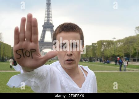 L'attrice siriana Fadwa Sulaiman, si pone con un segno di "ARRESTO", come un modo per protestare pacificamente contro la violenza in Siria, a Parigi, in Francia, il 14 aprile 2012. La protesta fa parte di un'azione chiamata 'White Wave' ('Vague Blanche') che si terrà a Parigi il 17 aprile, giorno dell'Indipendenza siriana, con l'adesione del Sindaco di Parigi e di altre personalità. Fadwa Suleiman ha preso parte attivamente alla rivoluzione siriana e divenne un'icona dopo essere apparsa in TV rivolgendosi ai dimostranti di Homs, poi ha dovuto lasciare la Siria e si è recata a Parigi. Foto di Ammar Abd Rabbo/ABACAPRESS.COM Foto Stock