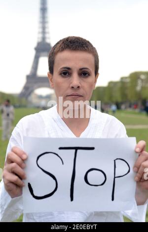 L'attrice siriana Fadwa Sulaiman, si pone con un segno di "ARRESTO", come un modo per protestare pacificamente contro la violenza in Siria, a Parigi, in Francia, il 14 aprile 2012. La protesta fa parte di un'azione chiamata 'White Wave' ('Vague Blanche') che si terrà a Parigi il 17 aprile, giorno dell'Indipendenza siriana, con l'adesione del Sindaco di Parigi e di altre personalità. Fadwa Suleiman ha preso parte attivamente alla rivoluzione siriana e divenne un'icona dopo essere apparsa in TV rivolgendosi ai dimostranti di Homs, poi ha dovuto lasciare la Siria e si è recata a Parigi. Foto di Ammar Abd Rabbo/ABACAPRESS.COM Foto Stock