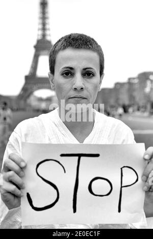 L'attrice siriana Fadwa Sulaiman, si pone con un segno di "ARRESTO", come un modo per protestare pacificamente contro la violenza in Siria, a Parigi, in Francia, il 14 aprile 2012. La protesta fa parte di un'azione chiamata 'White Wave' ('Vague Blanche') che si terrà a Parigi il 17 aprile, giorno dell'Indipendenza siriana, con l'adesione del Sindaco di Parigi e di altre personalità. Fadwa Suleiman ha preso parte attivamente alla rivoluzione siriana e divenne un'icona dopo essere apparsa in TV rivolgendosi ai dimostranti di Homs, poi ha dovuto lasciare la Siria e si è recata a Parigi. Foto di Ammar Abd Rabbo/ABACAPRESS.COM Foto Stock