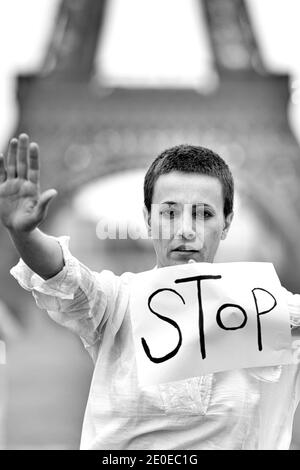 L'attrice siriana Fadwa Sulaiman, si pone con un segno di "ARRESTO", come un modo per protestare pacificamente contro la violenza in Siria, a Parigi, in Francia, il 14 aprile 2012. La protesta fa parte di un'azione chiamata 'White Wave' ('Vague Blanche') che si terrà a Parigi il 17 aprile, giorno dell'Indipendenza siriana, con l'adesione del Sindaco di Parigi e di altre personalità. Fadwa Suleiman ha preso parte attivamente alla rivoluzione siriana e divenne un'icona dopo essere apparsa in TV rivolgendosi ai dimostranti di Homs, poi ha dovuto lasciare la Siria e si è recata a Parigi. Foto di Ammar Abd Rabbo/ABACAPRESS.COM Foto Stock