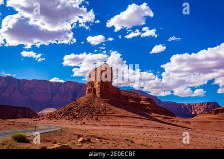 Cathedral Rock, butte vicino a Lees Ferry, Paria Plateau scarpata in distanza, come parte del Vermilion Cliffs National Monument, Arizona Foto Stock