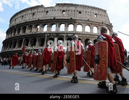 Centinaia di persone provenienti da tutta Europa vestite di antichi costumi romani hanno partecipato ad una sfilata storica delle rovine dei fori romani a Roma, Italia, il 22 aprile, 2012 per celebrare la nascita di Roma che la tradizione dichiara è stata fondata il 21 aprile nel 753 AC. Gladiatori, guerrieri e alcuni barbari marciarono lungo l'antico Colosseo di Roma fino al circo della Maxim per celebrare il 2765° compleanno della città. Furono anche rappresentati senatori romani, soldati e una vergine vestal, che rappresentavano un gruppo selezionato di giovani ragazze i cui doveri includevano la tenda del fuoco sacro. Secondo la leggenda, il Bro gemello Foto Stock