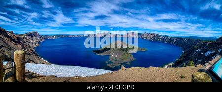 Crater Lake e Wizard Island vista dal lato ovest, a watchman si affaccia sul sentiero Foto Stock