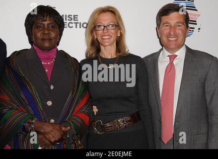 L'Ambasciatore ugandese in Francia Elizabeth Paula Napeyok, l'Ambasciatore degli Stati Uniti in Francia e Monaco, Charles H. Rivkin e la moglie partecipano a Preppy con un Twist African Event alla presentazione della Promise Collection di Tommy Hilfiger, presso il negozio di punta Tommy Hilfiger Champs-Elysees a Parigi, Francia, il 26 aprile 2012. La Promise Collection mira a ridurre drasticamente la povertà in Africa entro il 2015. Foto di Giancarlo Gorassini/ABACAPRESS.COM Foto Stock