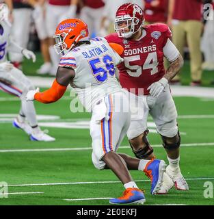 Arlington, Texas, Stati Uniti. 30 dicembre 2020. Il lineman difensivo Tedarrell Slaton (56) della Florida Gators irrita il passer durante la partita di football NCAA classica del Cotton Bowl tra la University of Oklahoma Sooners e i Florida Gators all'AT&T Stadium di Arlington, Texas. Tom Sooter/CSM/Alamy Live News Foto Stock