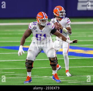 Arlington, Texas, Stati Uniti. 30 dicembre 2020. Il lineman offensivo dei Florida Gators Stewart Reese (51) si blocca durante la partita di football dei Cotton Bowl Classic NCAA tra la University of Oklahoma Sooners e i Florida Gators allo stadio AT&T di Arlington, Texas. Tom Sooter/CSM/Alamy Live News Foto Stock