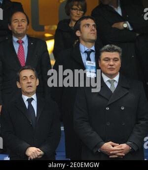 Il presidente in carica della Francia e il candidato del partito dell'Unione per un movimento popolare (UMP) alle elezioni presidenziali francesi del 2012 Nicolas Sarkozy e il ministro dello sport francese David Douillet partecipano alla partita di calcio finale della Coppa di Francia, Olympique Lyonnais vs US Quevilly a Stade de France a Saint-Denis vicino a Parigi, Francia il 28 aprile 2012. Lione ha vinto 1-0. Foto di ABACAPRESS.COM Foto Stock