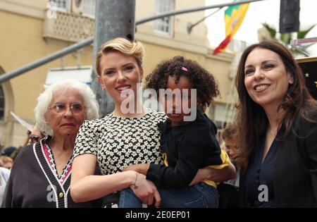 L'attrice Scarlett Johansson di 'Marvel's The Avengers' (C) pone con la nonna Dorothy Sloan (L) sua madre Melanie Sloan (R) e sorella Fenan Sloan durante una cerimonia inaugurale che la rende omaggio con la 2'470° stella sulla Hollywood Walk of Fame a Los Angeles, CA, USA il 2 maggio 2012. Foto di Baxter/ABACAPRESS.COM Foto Stock