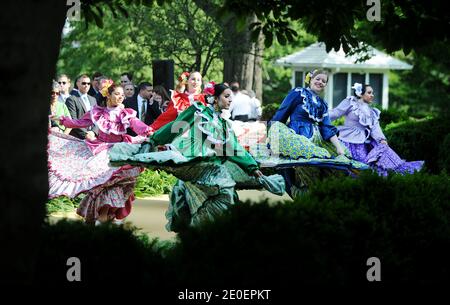 Il Balletto Folklorico Mexicano si esibisce durante un ricevimento Cinco de Mayo nel Rose Garden della Casa Bianca di Washington, DC, USA, il 3 maggio 2012. Foto di Olivier Douliery/ABACAPRESS.COM Foto Stock