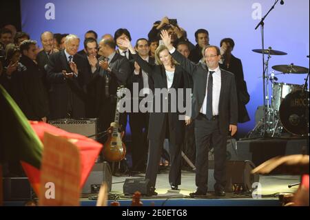 Partito socialista (PS) il nuovo presidente Francois Hollande e il suo partner Valerie Trierweiler celebrano la sua vittoria a Place de la Bastille a Parigi, Francia, il 6 maggio 2012. Secondo le stime, il candidato socialista Francois Hollande ha vinto oggi le elezioni presidenziali francesi con tra il 52 e il 53 per cento dei voti, cacciando Nicolas Sarkozy, presidente della destra. Foto di Nicolas Gouhier/ABACAPRESS.COM Foto Stock