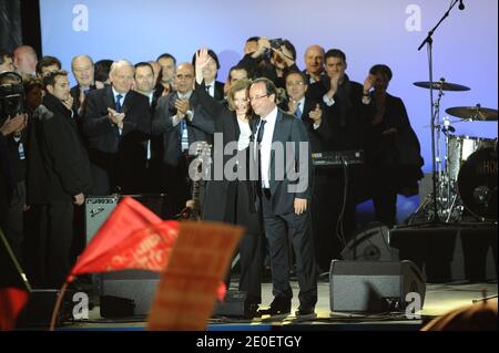 Partito socialista (PS) il nuovo presidente Francois Hollande e il suo partner Valerie Trierweiler celebrano la sua vittoria a Place de la Bastille a Parigi, Francia, il 6 maggio 2012. Secondo le stime, il candidato socialista Francois Hollande ha vinto oggi le elezioni presidenziali francesi con tra il 52 e il 53 per cento dei voti, cacciando Nicolas Sarkozy, presidente della destra. Foto di Nicolas Gouhier/ABACAPRESS.COM Foto Stock