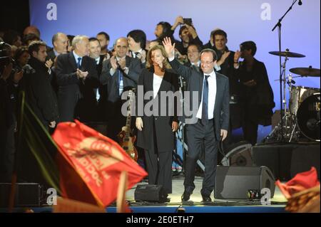 Partito socialista (PS) il nuovo presidente Francois Hollande e il suo partner Valerie Trierweiler celebrano la sua vittoria a Place de la Bastille a Parigi, Francia, il 6 maggio 2012. Secondo le stime, il candidato socialista Francois Hollande ha vinto oggi le elezioni presidenziali francesi con tra il 52 e il 53 per cento dei voti, cacciando Nicolas Sarkozy, presidente della destra. Foto di Nicolas Gouhier/ABACAPRESS.COM Foto Stock