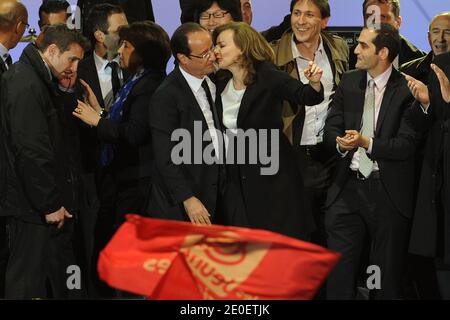 Partito socialista (PS) il nuovo presidente Francois Hollande e il suo partner Valerie Trierweiler celebrano la sua vittoria a Place de la Bastille a Parigi, Francia, il 6 maggio 2012. Secondo le stime, il candidato socialista Francois Hollande ha vinto oggi le elezioni presidenziali francesi con tra il 52 e il 53 per cento dei voti, cacciando Nicolas Sarkozy, presidente della destra. Foto di Nicolas Gouhier/ABACAPRESS.COM Foto Stock