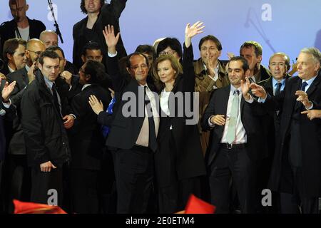 Partito socialista (PS) il nuovo presidente Francois Hollande e il suo partner Valerie Trierweiler celebrano la sua vittoria a Place de la Bastille a Parigi, Francia, il 6 maggio 2012. Secondo le stime, il candidato socialista Francois Hollande ha vinto oggi le elezioni presidenziali francesi con tra il 52 e il 53 per cento dei voti, cacciando Nicolas Sarkozy, presidente della destra. Foto di Nicolas Gouhier/ABACAPRESS.COM Foto Stock