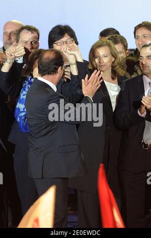 Partito socialista (PS) il nuovo presidente Francois Hollande e il suo partner Valerie Trierweiler celebrano la sua vittoria a Place de la Bastille a Parigi, Francia, il 6 maggio 2012. Secondo le stime, il candidato socialista Francois Hollande ha vinto oggi le elezioni presidenziali francesi con tra il 52 e il 53 per cento dei voti, cacciando Nicolas Sarkozy, presidente della destra. Foto di Nicolas Gouhier/ABACAPRESS.COM Foto Stock