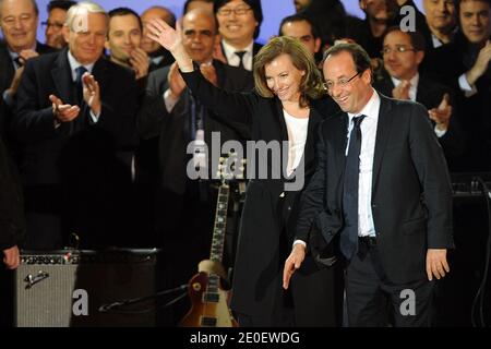 Partito socialista (PS) il nuovo presidente Francois Hollande e il suo partner Valerie Trierweiler celebrano la sua vittoria a Place de la Bastille a Parigi, Francia, il 6 maggio 2012. Secondo le stime, il candidato socialista Francois Hollande ha vinto oggi le elezioni presidenziali francesi con tra il 52 e il 53 per cento dei voti, cacciando Nicolas Sarkozy, presidente della destra. Foto di Nicolas Gouhier/ABACAPRESS.COM Foto Stock