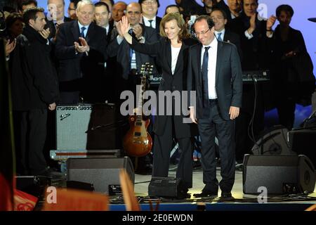 Partito socialista (PS) il nuovo presidente Francois Hollande e il suo partner Valerie Trierweiler celebrano la sua vittoria a Place de la Bastille a Parigi, Francia, il 6 maggio 2012. Secondo le stime, il candidato socialista Francois Hollande ha vinto oggi le elezioni presidenziali francesi con tra il 52 e il 53 per cento dei voti, cacciando Nicolas Sarkozy, presidente della destra. Foto di Nicolas Gouhier/ABACAPRESS.COM Foto Stock