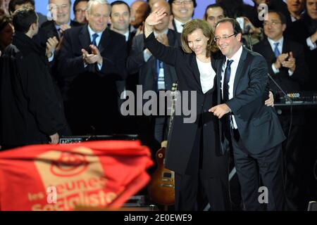 Partito socialista (PS) il nuovo presidente Francois Hollande e il suo partner Valerie Trierweiler celebrano la sua vittoria a Place de la Bastille a Parigi, Francia, il 6 maggio 2012. Secondo le stime, il candidato socialista Francois Hollande ha vinto oggi le elezioni presidenziali francesi con tra il 52 e il 53 per cento dei voti, cacciando Nicolas Sarkozy, presidente della destra. Foto di Nicolas Gouhier/ABACAPRESS.COM Foto Stock