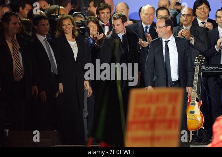 Partito socialista (PS) il nuovo presidente Francois Hollande e il suo partner Valerie Trierweiler celebrano la sua vittoria a Place de la Bastille a Parigi, Francia, il 6 maggio 2012. Secondo le stime, il candidato socialista Francois Hollande ha vinto oggi le elezioni presidenziali francesi con tra il 52 e il 53 per cento dei voti, cacciando Nicolas Sarkozy, presidente della destra. Foto di Nicolas Gouhier/ABACAPRESS.COM Foto Stock