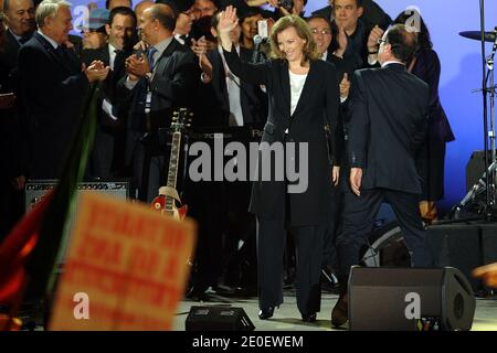 Partito socialista (PS) il nuovo presidente Francois Hollande e il suo partner Valerie Trierweiler celebrano la sua vittoria a Place de la Bastille a Parigi, Francia, il 6 maggio 2012. Secondo le stime, il candidato socialista Francois Hollande ha vinto oggi le elezioni presidenziali francesi con tra il 52 e il 53 per cento dei voti, cacciando Nicolas Sarkozy, presidente della destra. Foto di Nicolas Gouhier/ABACAPRESS.COM Foto Stock