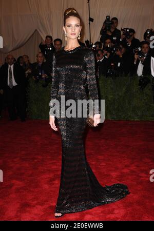 Rosie Huntington-Whiteley partecipa al Costume Institute Gala del Metropolitan Museum of Art di New York City, NY, USA il 7 maggio 2012. Foto di Barket-Hahn/ABACAPRESS.COM Foto Stock