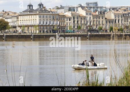 Des gendarmes effectuent des recherches à l'aide d'un sonar afin de sonder les Eaux de la Garonne sur les quais de Bordeaux le 3 mai 2012 dans le but de retreuver le corps de Julien Teyssier qui est le cinquieme jeune Bordelais à disparaitre en 10 mois dans le fleuve en plein centro città. Les disparitions alimentent les rumeurs les Plus folles, les autorites avancent la forte alcoolisation des victimes. Foto di Patrick Bernard/ABACAPRESS.COM Foto Stock