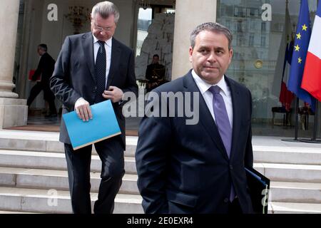 Il ministro francese dello sviluppo internazionale Henri de Raincourt e il ministro francese del lavoro, della salute e dell'occupazione Xavier Bertrand lasciano il palazzo presidenziale Elysee a Parigi il 9 maggio 2012 dopo l'ultimo consiglio di gabinetto settimanale del governo francese nicolas Sarkozy. Foto di Stephane Lemouton/ABACAPRESS.COM Foto Stock