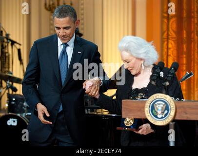 Il presidente DEGLI STATI UNITI Barack Obama aiuta Eunice David, la moglie del musicista Hal David, dopo che ha ricevuto un premio di Gershwin in onore del suo lavoro di mariti da Obama durante un concerto che onora Hal David e Burt Bacharach, nella stanza orientale alla Casa Bianca a Washington, D.C., il 09 maggio, 2012. Foto di Kevin Dietsch/ABACAPRESS.COM Foto Stock