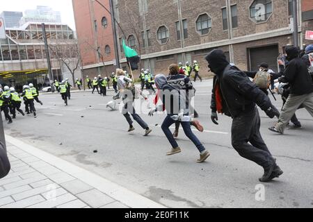 Manif etudiante a Montreal, le 20 Avril 2012. Manifestation au Palais des Congrès de Montréal pour l'ouverture du Salon 'Plan Nord', s'est trasformé en zone de Combat manifestants vs policiers. Violents affrontements avaient lieu entre policiers et manifestants tout autour du Palais des congrès. 90 personnes arrêtées, dans la manifestation qui a dégénéré. Sei personnes dont 4 policiers ont été blessées. Foto di Norman Blouin/ABACAPRESS.COM Foto Stock