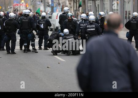 Manif etudiante a Montreal, le 20 Avril 2012. Manifestation au Palais des Congrès de Montréal pour l'ouverture du Salon 'Plan Nord', s'est trasformé en zone de Combat manifestants vs policiers. Violents affrontements avaient lieu entre policiers et manifestants tout autour du Palais des congrès. 90 personnes arrêtées, dans la manifestation qui a dégénéré. Sei personnes dont 4 policiers ont été blessées. Foto di Norman Blouin/ABACAPRESS.COM Foto Stock