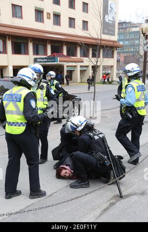 Manif etudiante a Montreal, le 20 Avril 2012. Manifestation au Palais des Congrès de Montréal pour l'ouverture du Salon 'Plan Nord', s'est trasformé en zone de Combat manifestants vs policiers. Violents affrontements avaient lieu entre policiers et manifestants tout autour du Palais des congrès. 90 personnes arrêtées, dans la manifestation qui a dégénéré. Sei personnes dont 4 policiers ont été blessées. Foto di Norman Blouin/ABACAPRESS.COM Foto Stock