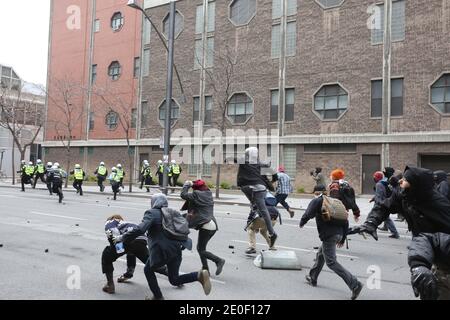 Manif etudiante a Montreal, le 20 Avril 2012. Manifestation au Palais des Congrès de Montréal pour l'ouverture du Salon 'Plan Nord', s'est trasformé en zone de Combat manifestants vs policiers. Violents affrontements avaient lieu entre policiers et manifestants tout autour du Palais des congrès. 90 personnes arrêtées, dans la manifestation qui a dégénéré. Sei personnes dont 4 policiers ont été blessées. Foto di Norman Blouin/ABACAPRESS.COM Foto Stock