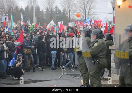 Manifestazione etudiante à Victoriaville, le 03 mai 2012. Plusieurs dizaines d'autobus remplis de manifestants se rendent à Victoriaville, près du palais des congrès. Les manifestants marchent jusqu'à ce lieu où se tenait le Conseil et, moins d'une heure après le début des manifestations, il y a des affrontements entre des manifestants et l'escouade anti-émeute de la Sûreté du Québec (SQ). Les négociations à Québec sont alors brièvement interrogmeues pour permettre aux leaders étudiants de lancer un appel au calme, avec diffusion immédiate jusque sur les réseaux sociaux de l'Internet.Les affro Foto Stock