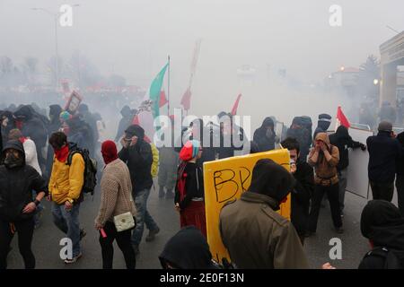 Manifestazione etudiante à Victoriaville, le 03 mai 2012. Plusieurs dizaines d'autobus remplis de manifestants se rendent à Victoriaville, près du palais des congrès. Les manifestants marchent jusqu'à ce lieu où se tenait le Conseil et, moins d'une heure après le début des manifestations, il y a des affrontements entre des manifestants et l'escouade anti-émeute de la Sûreté du Québec (SQ). Les négociations à Québec sont alors brièvement interrogmeues pour permettre aux leaders étudiants de lancer un appel au calme, avec diffusion immédiate jusque sur les réseaux sociaux de l'Internet.Les affro Foto Stock