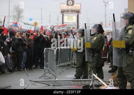 Manifestazione etudiante à Victoriaville, le 03 mai 2012. Plusieurs dizaines d'autobus remplis de manifestants se rendent à Victoriaville, près du palais des congrès. Les manifestants marchent jusqu'à ce lieu où se tenait le Conseil et, moins d'une heure après le début des manifestations, il y a des affrontements entre des manifestants et l'escouade anti-émeute de la Sûreté du Québec (SQ). Les négociations à Québec sont alors brièvement interrogmeues pour permettre aux leaders étudiants de lancer un appel au calme, avec diffusion immédiate jusque sur les réseaux sociaux de l'Internet.Les affro Foto Stock