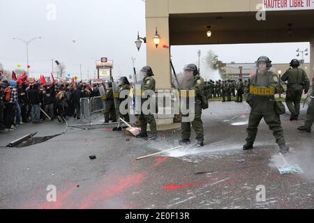 Manifestazione etudiante à Victoriaville, le 03 mai 2012. Plusieurs dizaines d'autobus remplis de manifestants se rendent à Victoriaville, près du palais des congrès. Les manifestants marchent jusqu'à ce lieu où se tenait le Conseil et, moins d'une heure après le début des manifestations, il y a des affrontements entre des manifestants et l'escouade anti-émeute de la Sûreté du Québec (SQ). Les négociations à Québec sont alors brièvement interrogmeues pour permettre aux leaders étudiants de lancer un appel au calme, avec diffusion immédiate jusque sur les réseaux sociaux de l'Internet.Les affro Foto Stock