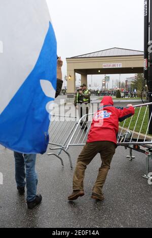 Manifestazione etudiante à Victoriaville, le 03 mai 2012. Plusieurs dizaines d'autobus remplis de manifestants se rendent à Victoriaville, près du palais des congrès. Les manifestants marchent jusqu'à ce lieu où se tenait le Conseil et, moins d'une heure après le début des manifestations, il y a des affrontements entre des manifestants et l'escouade anti-émeute de la Sûreté du Québec (SQ). Les négociations à Québec sont alors brièvement interrogmeues pour permettre aux leaders étudiants de lancer un appel au calme, avec diffusion immédiate jusque sur les réseaux sociaux de l'Internet.Les affro Foto Stock