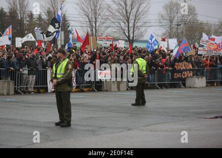 Manifestazione etudiante à Victoriaville, le 03 mai 2012. Plusieurs dizaines d'autobus remplis de manifestants se rendent à Victoriaville, près du palais des congrès. Les manifestants marchent jusqu'à ce lieu où se tenait le Conseil et, moins d'une heure après le début des manifestations, il y a des affrontements entre des manifestants et l'escouade anti-émeute de la Sûreté du Québec (SQ). Les négociations à Québec sont alors brièvement interrogmeues pour permettre aux leaders étudiants de lancer un appel au calme, avec diffusion immédiate jusque sur les réseaux sociaux de l'Internet.Les affro Foto Stock