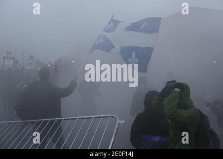 Manifestazione etudiante à Victoriaville, le 03 mai 2012. Plusieurs dizaines d'autobus remplis de manifestants se rendent à Victoriaville, près du palais des congrès. Les manifestants marchent jusqu'à ce lieu où se tenait le Conseil et, moins d'une heure après le début des manifestations, il y a des affrontements entre des manifestants et l'escouade anti-émeute de la Sûreté du Québec (SQ). Les négociations à Québec sont alors brièvement interrogmeues pour permettre aux leaders étudiants de lancer un appel au calme, avec diffusion immédiate jusque sur les réseaux sociaux de l'Internet.Les affro Foto Stock