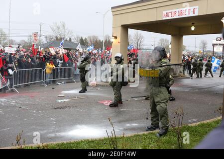 Manifestazione etudiante à Victoriaville, le 03 mai 2012. Plusieurs dizaines d'autobus remplis de manifestants se rendent à Victoriaville, près du palais des congrès. Les manifestants marchent jusqu'à ce lieu où se tenait le Conseil et, moins d'une heure après le début des manifestations, il y a des affrontements entre des manifestants et l'escouade anti-émeute de la Sûreté du Québec (SQ). Les négociations à Québec sont alors brièvement interrogmeues pour permettre aux leaders étudiants de lancer un appel au calme, avec diffusion immédiate jusque sur les réseaux sociaux de l'Internet.Les affro Foto Stock