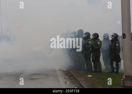 Manifestazione etudiante à Victoriaville, le 03 mai 2012. Plusieurs dizaines d'autobus remplis de manifestants se rendent à Victoriaville, près du palais des congrès. Les manifestants marchent jusqu'à ce lieu où se tenait le Conseil et, moins d'une heure après le début des manifestations, il y a des affrontements entre des manifestants et l'escouade anti-émeute de la Sûreté du Québec (SQ). Les négociations à Québec sont alors brièvement interrogmeues pour permettre aux leaders étudiants de lancer un appel au calme, avec diffusion immédiate jusque sur les réseaux sociaux de l'Internet.Les affro Foto Stock