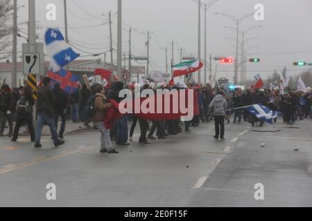 Manifestazione etudiante à Victoriaville, le 03 mai 2012. Plusieurs dizaines d'autobus remplis de manifestants se rendent à Victoriaville, près du palais des congrès. Les manifestants marchent jusqu'à ce lieu où se tenait le Conseil et, moins d'une heure après le début des manifestations, il y a des affrontements entre des manifestants et l'escouade anti-émeute de la Sûreté du Québec (SQ). Les négociations à Québec sont alors brièvement interrogmeues pour permettre aux leaders étudiants de lancer un appel au calme, avec diffusion immédiate jusque sur les réseaux sociaux de l'Internet.Les affro Foto Stock