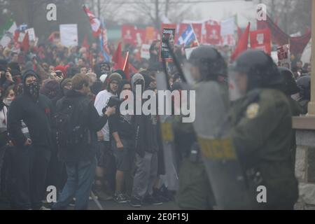 Manifestazione etudiante à Victoriaville, le 03 mai 2012. Plusieurs dizaines d'autobus remplis de manifestants se rendent à Victoriaville, près du palais des congrès. Les manifestants marchent jusqu'à ce lieu où se tenait le Conseil et, moins d'une heure après le début des manifestations, il y a des affrontements entre des manifestants et l'escouade anti-émeute de la Sûreté du Québec (SQ). Les négociations à Québec sont alors brièvement interrogmeues pour permettre aux leaders étudiants de lancer un appel au calme, avec diffusion immédiate jusque sur les réseaux sociaux de l'Internet.Les affro Foto Stock