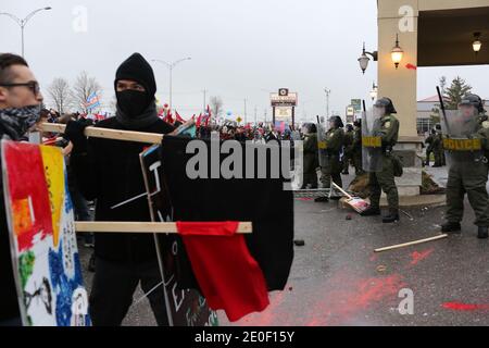 Manifestazione etudiante à Victoriaville, le 03 mai 2012. Plusieurs dizaines d'autobus remplis de manifestants se rendent à Victoriaville, près du palais des congrès. Les manifestants marchent jusqu'à ce lieu où se tenait le Conseil et, moins d'une heure après le début des manifestations, il y a des affrontements entre des manifestants et l'escouade anti-émeute de la Sûreté du Québec (SQ). Les négociations à Québec sont alors brièvement interrogmeues pour permettre aux leaders étudiants de lancer un appel au calme, avec diffusion immédiate jusque sur les réseaux sociaux de l'Internet.Les affro Foto Stock