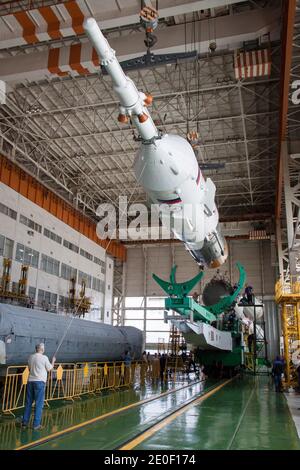 Gli ingegneri russi accoppiano la Soyuz TMA-04M con i suoi booster sabato 12 maggio 2012 al Cosmodromo di Baikonur in Kazakistan. Il lancio della navicella spaziale Soyuz con Expedition 31 Soyuz Commander Gennady Padalka e Flight Engineer Sergei Revin di Russia, e il primo ingegnere di volo della NASA Joe Acaba è previsto per le 9:01 ora locale di martedì 15 maggio. Foto di Victor Zelentsov/NASA via ABACAPRESS.COM Foto Stock