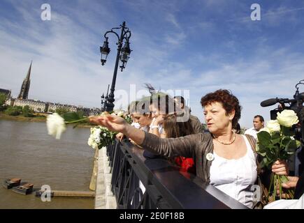 Plusieurs dizaines de personnes dont les familles et amis de Julien Teyssier, sa Mere Fabienne et ses deux soeurs ausi que des proches des autres densus, Rendent hommage depuis le pont de Pierre au-dessus de la Garonne, a Bordeaux, Francia, le 13 mai 2012, aux 5 jeunes hommes mysterieusement disparus sur les quais de la ville ces dix derniers mois. Foto di Patrick Bernard/ABACAPRESS.COM Foto Stock