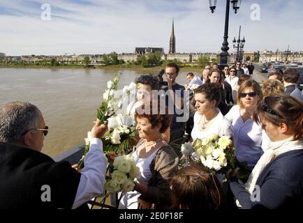 Plusieurs dizaines de personnes dont les familles et amis de Julien Teyssier, sa Mere Fabienne et ses deux soeurs ausi que des proches des autres densus, Rendent hommage depuis le pont de Pierre au-dessus de la Garonne, a Bordeaux, Francia, le 13 mai 2012, aux 5 jeunes hommes mysterieusement disparus sur les quais de la ville ces dix derniers mois. Foto di Patrick Bernard/ABACAPRESS.COM Foto Stock