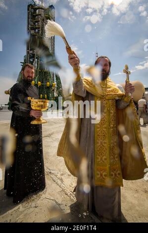 Un sacerdote ortodosso benedice i membri dei media poco dopo aver benedetto il razzo Soyuz al Baikonur Cosmodrome Launch pad lunedì 14 maggio 2012 in Kazakistan. Il lancio della navicella spaziale Soyuz con Expedition 31 Soyuz Commander Gennady Padalka e Flight Engineer Sergei Revin di Russia, e il primo ingegnere di volo della NASA Joe Acaba è previsto per le 9:01 ora locale di martedì 15 maggio. Foto di Bill Ingalls/NASA via ABACAPRESS.COM Foto Stock